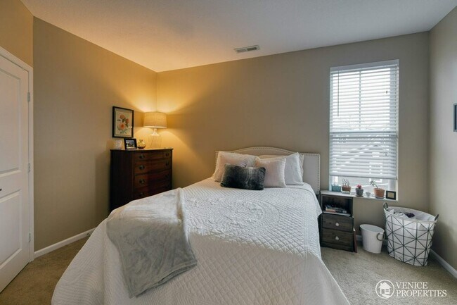 Building Photo - Three Bedroom with Garage near Grandview