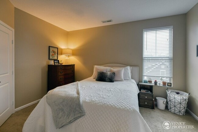 Building Photo - Three Bedroom with garage near Grandview