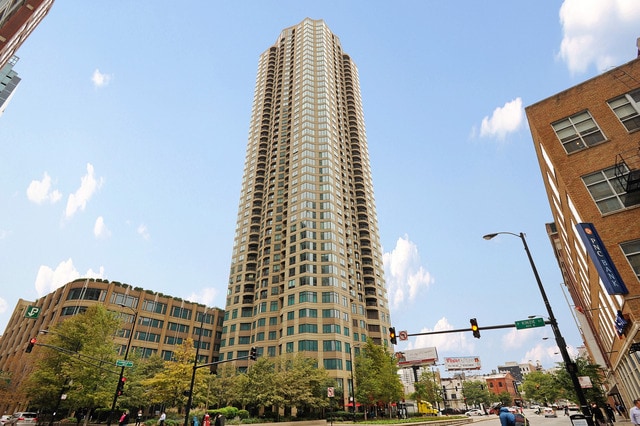 Primary Photo - 400 N La Salle Dr