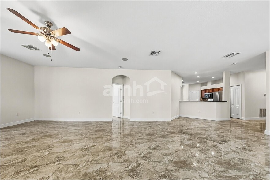 Building Photo - 802 Lesa Glen Pl