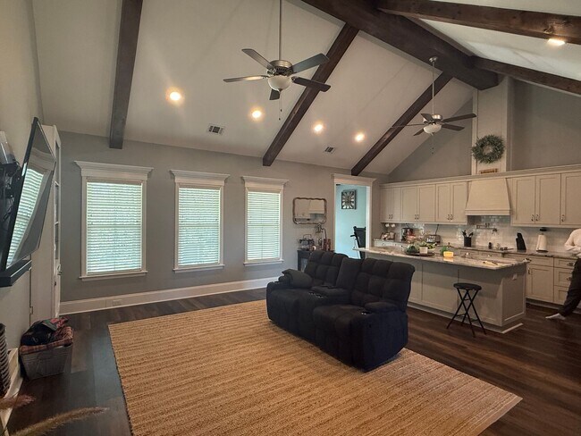 Building Photo - Charming 4 Bedroom/3 Bath home in Lakeland...