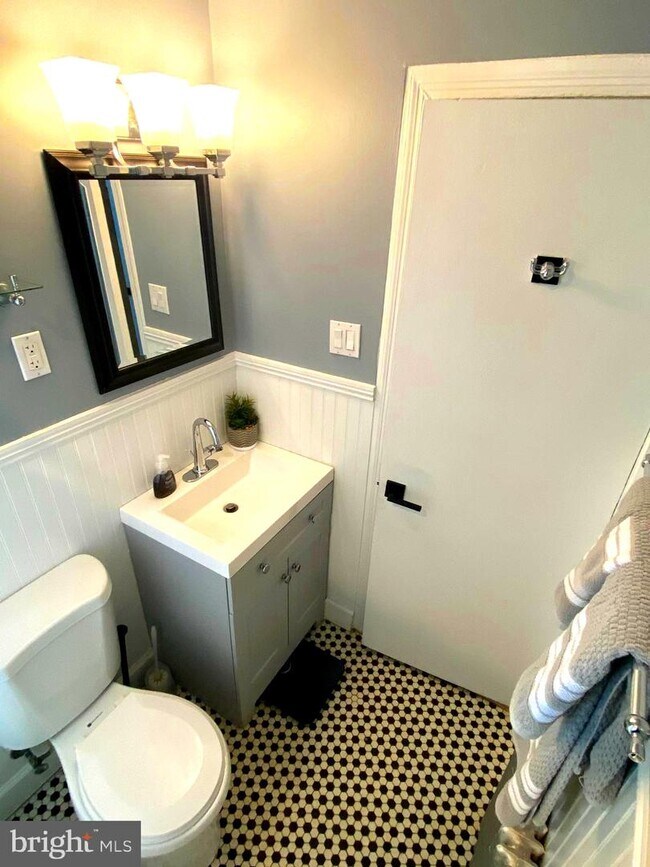 Building Photo - 903 S Frederick St