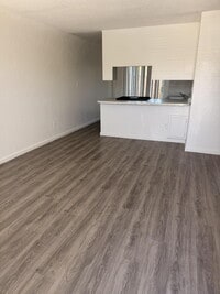 Building Photo - Charming 2 Bed / 1 Bath Tri-Plex Unit Available Now!