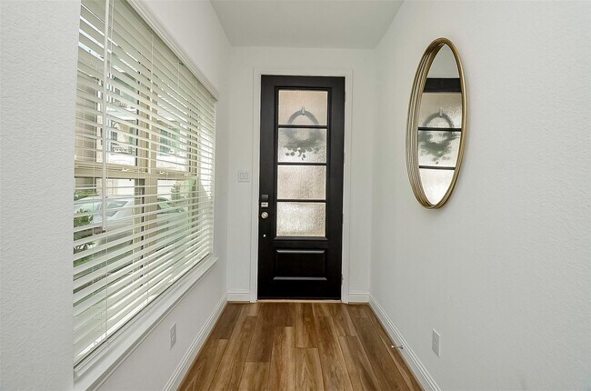 Building Photo - 11021 Mikula Dr