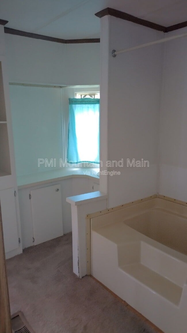 Building Photo - 8 Shuckers Ln