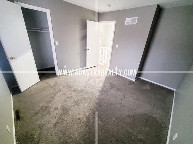 Building Photo - 1424 E Willow Dr