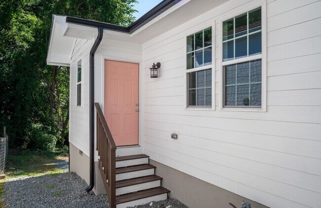 Building Photo - Modern Charm Meets Classic Comfort in This...
