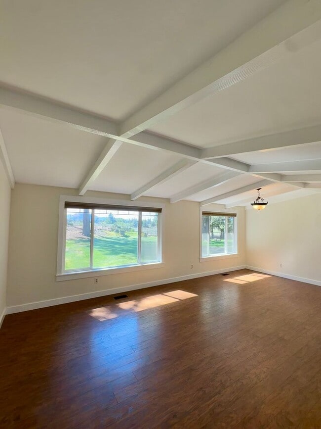 Building Photo - 3 Bed | 2 Bath | 1.17 Acres | Single-Level Home | Mountain Views