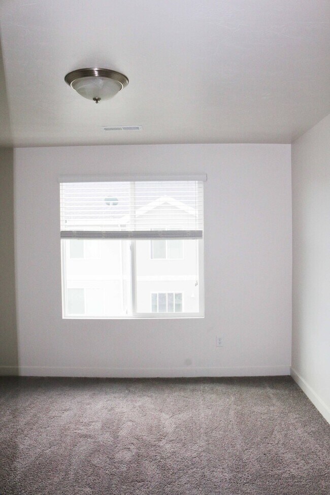 Building Photo - Amazing Townhome in Legacy Ranch!