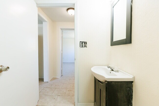 Building Photo - Spacious Backhouse Near Texas Tech, and Medical Centers!!