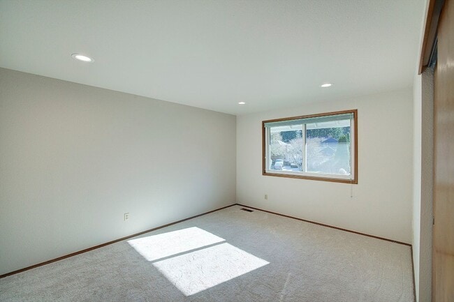 Building Photo - 4Bd/2.5Ba Renton House