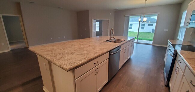 Building Photo - 4-Bedroom, 2.5-Bathroom in Winter Haven