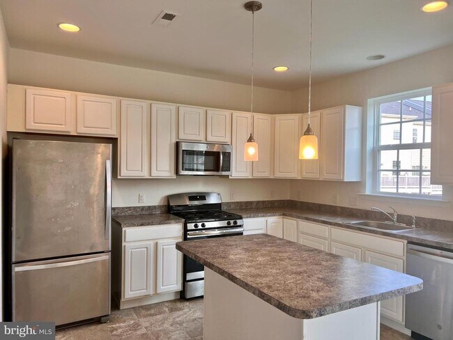 Building Photo - 654 Jacobsen Cir