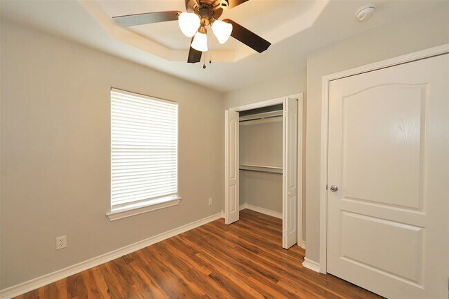 Building Photo - 1000 Ranchway Dr