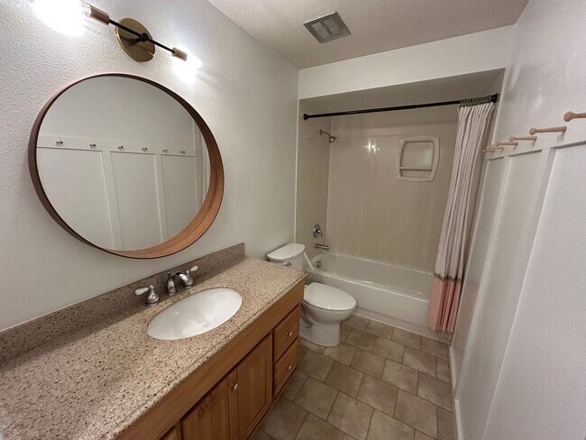 Building Photo - 4 Bedroom 2 bath Home on Quiet Street with...