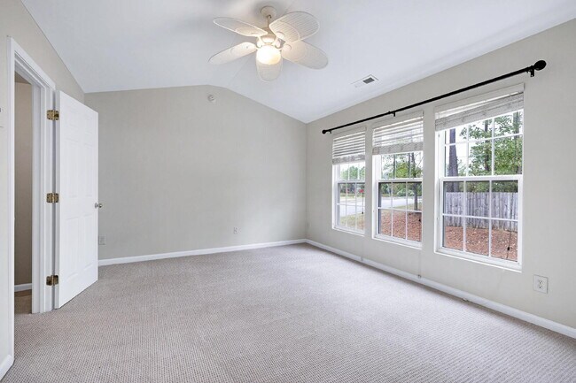 Building Photo - 812 Walnut Woods Dr