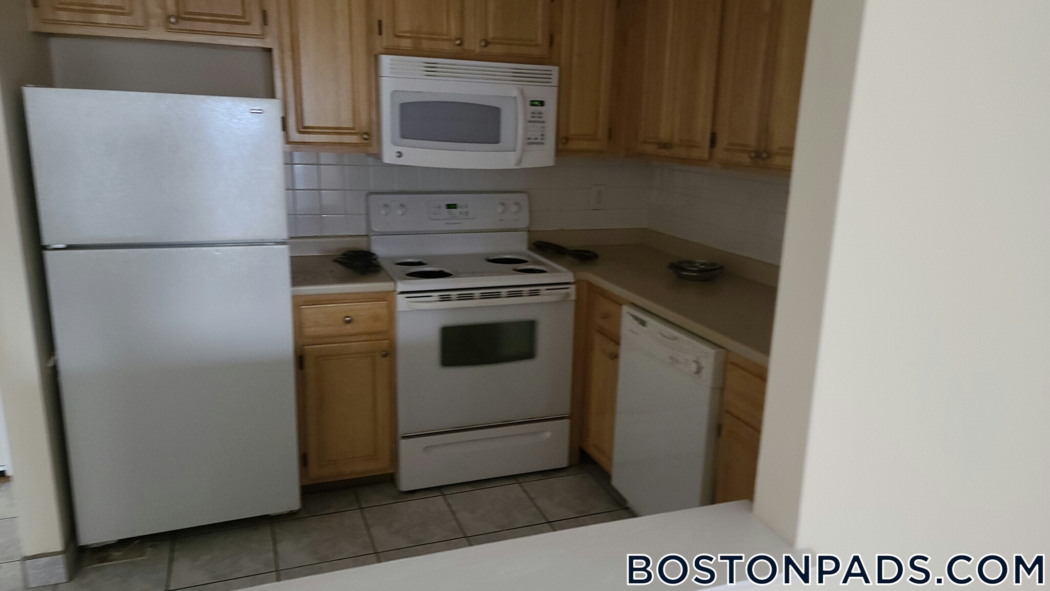 Building Photo - 24 Whites Ave