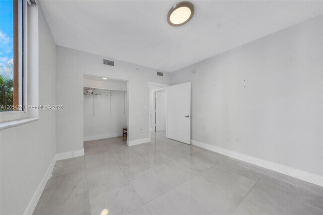 Building Photo - 2775 NE 187th St