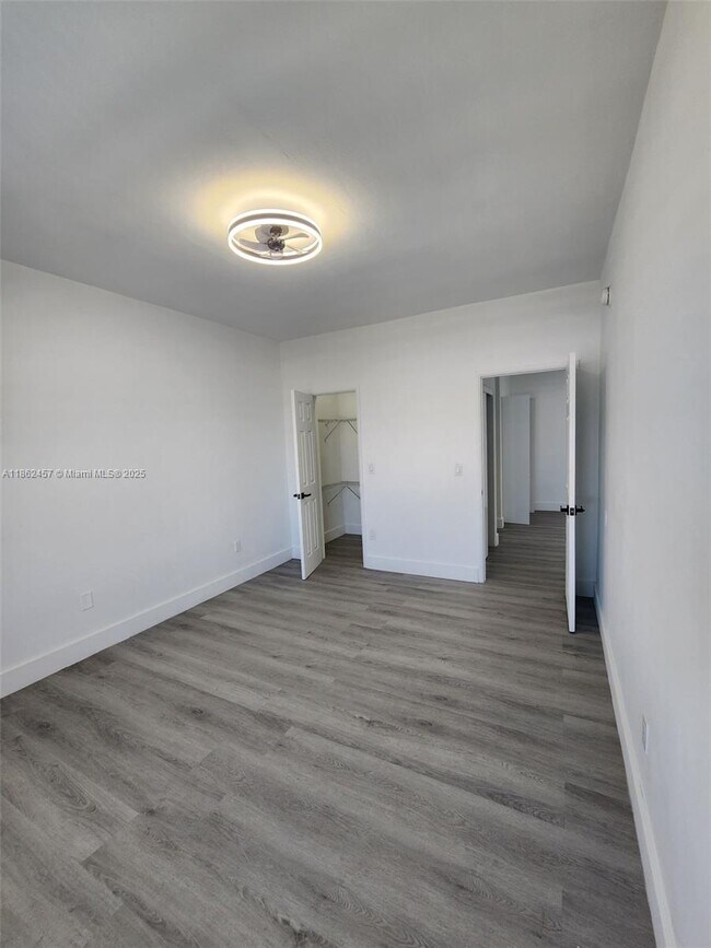 Building Photo - 2101 Normandy Dr