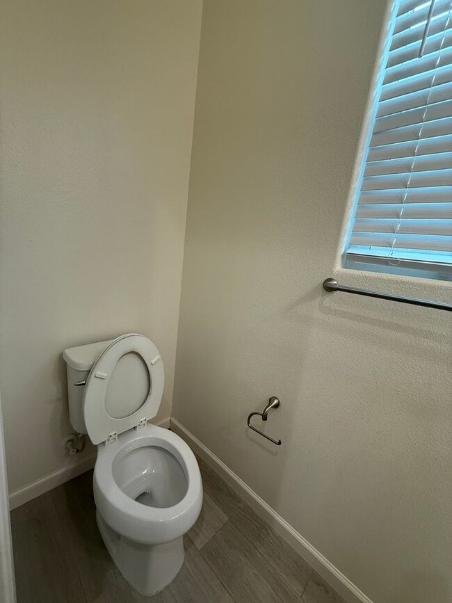 Building Photo - Spacious 3 bed 2.5 bath available in North...