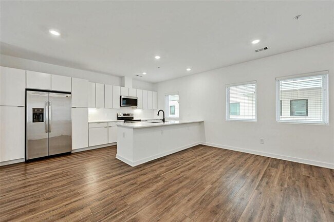 Building Photo - 5924 S Congress Ave