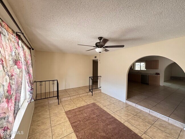 Building Photo - 7320 W Rose Ln