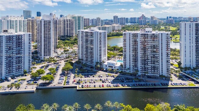 Building Photo - 3701 N Country Club Dr