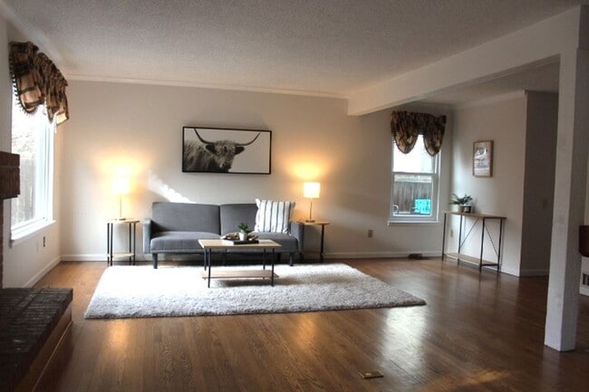 Building Photo - 5 BR/3 1/2 BA in the Desirable Meadowglen Community!!