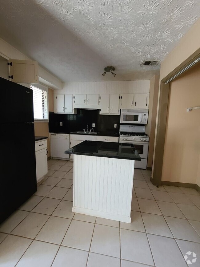 Building Photo - Conveniently Located 3 Bedroom 1 1/2 Bath ...