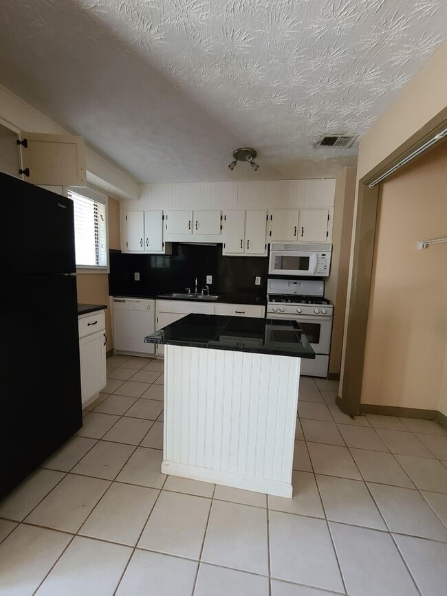 Primary Photo - Conveniently Located 3 Bedroom 1 1/2 Bath ...