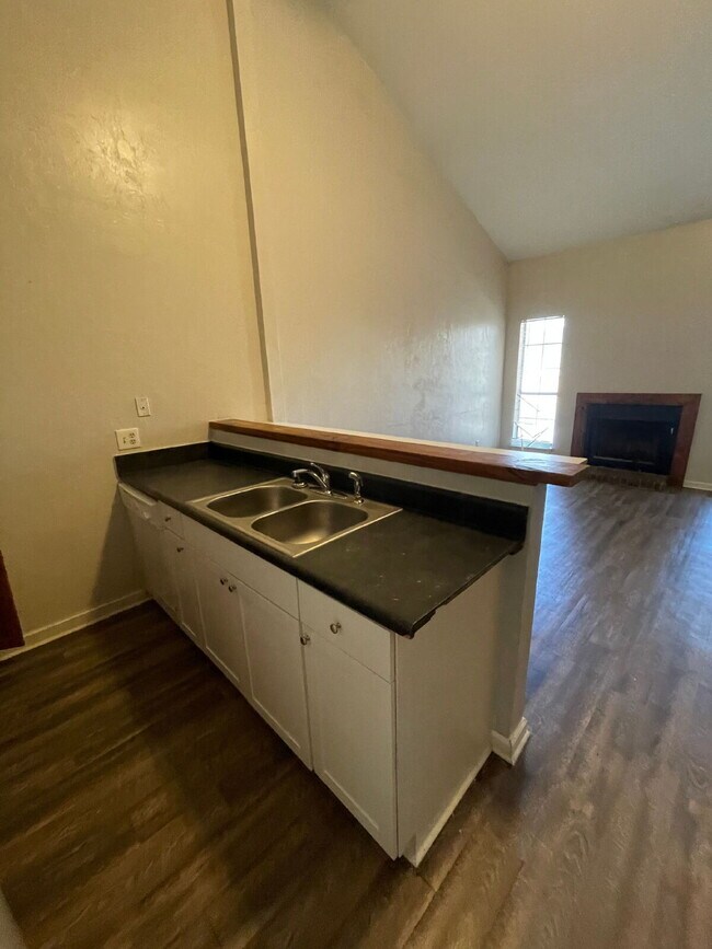 Building Photo - Affordable 2/1 Off Ocala