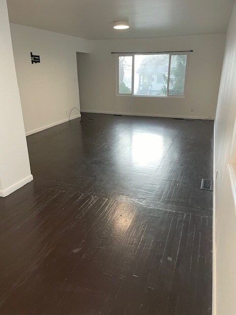 Living room facing front of house - 1101 Newell St