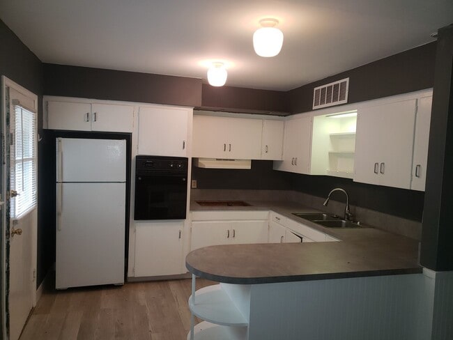 Primary Photo - Nice 2 bedroom on Campus.