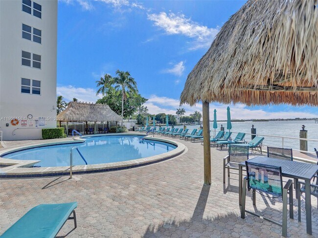 Building Photo - 10350 W Bay Harbor Dr