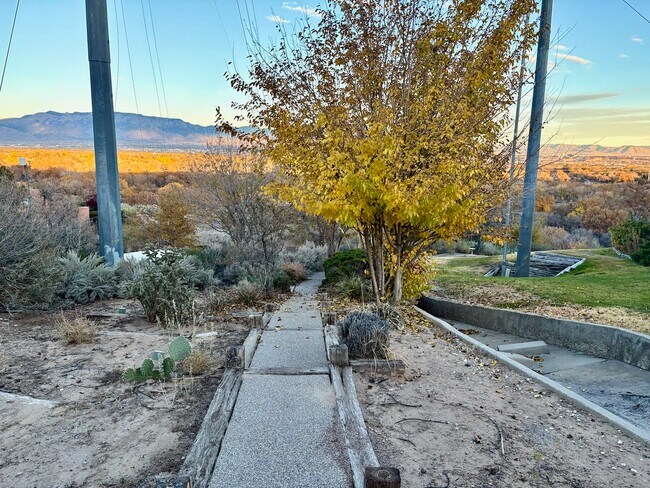 Building Photo - 2700 Vista Grande Dr NW