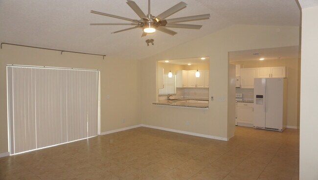 Building Photo - 3 Bedrooms / 2 Bath Brandon Home