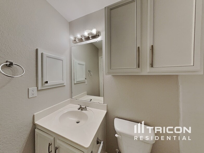 Building Photo - 8504 Hawkview Dr