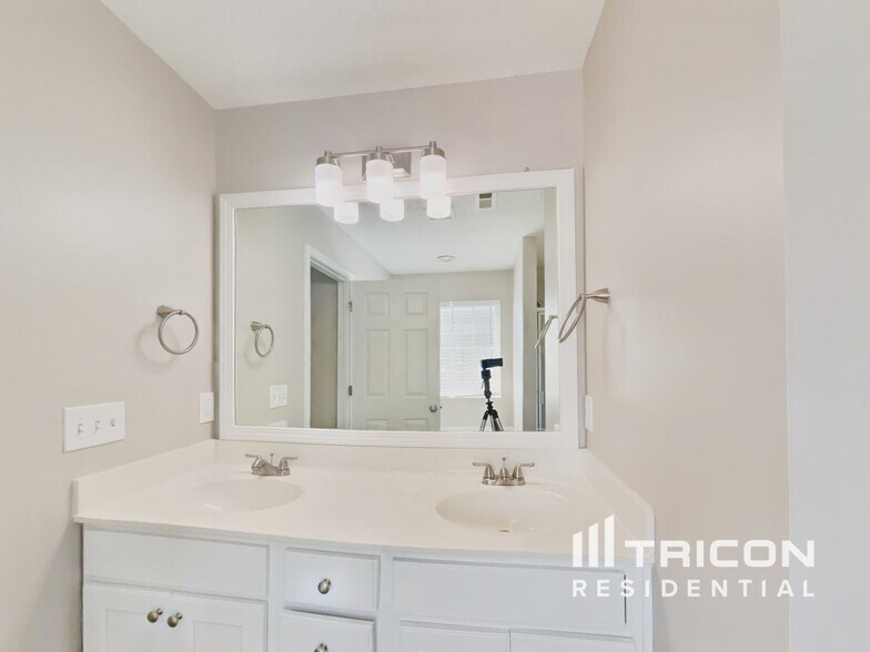 Building Photo - 3681 McGinty Dr