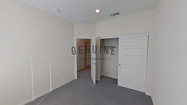Building Photo - Beautiful Tri-Level 3Bd 2.5Ba Townhome in ...