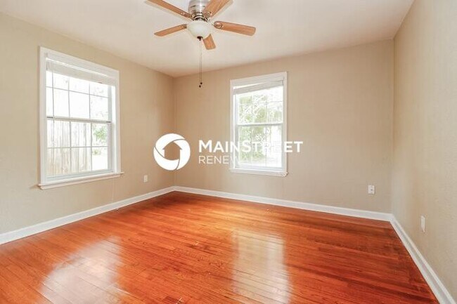 Building Photo - 2 Bedroom Pet-Friendly Home in Clearwater, FL with Main Street Renewal