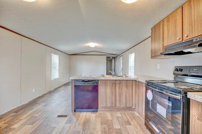 Building Photo - 2 bed 2 bath trailer available now