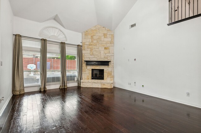 Building Photo - Luxurious in Little Elm