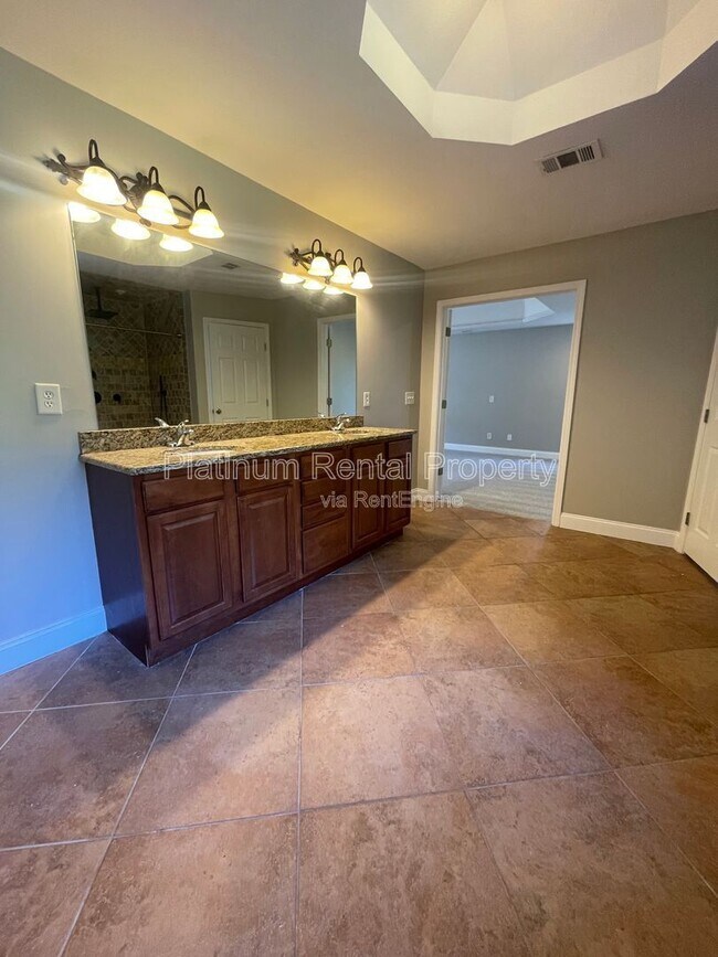 Building Photo - 1305 Smithdale Heights Dr