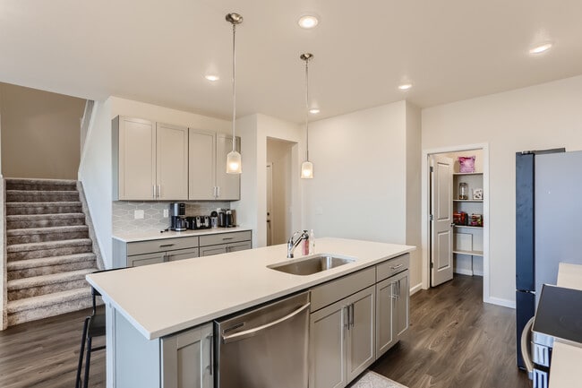 Building Photo - 10565 Paris St