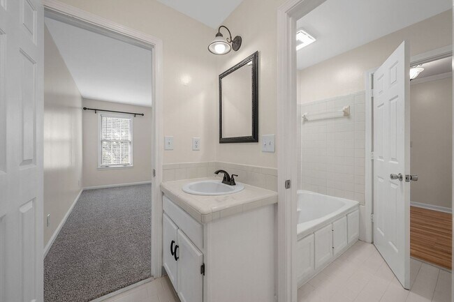 Building Photo - 2 Bedroom Condo For Rent Near Memorial Drive!