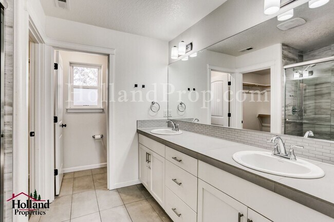 Building Photo - Stunning 3-Bedroom Forest Grove Home with Fireplace, Fenced Yard & Garage