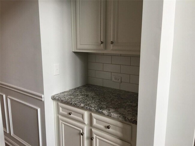 Building Photo - 5650 Mirror Lake Dr