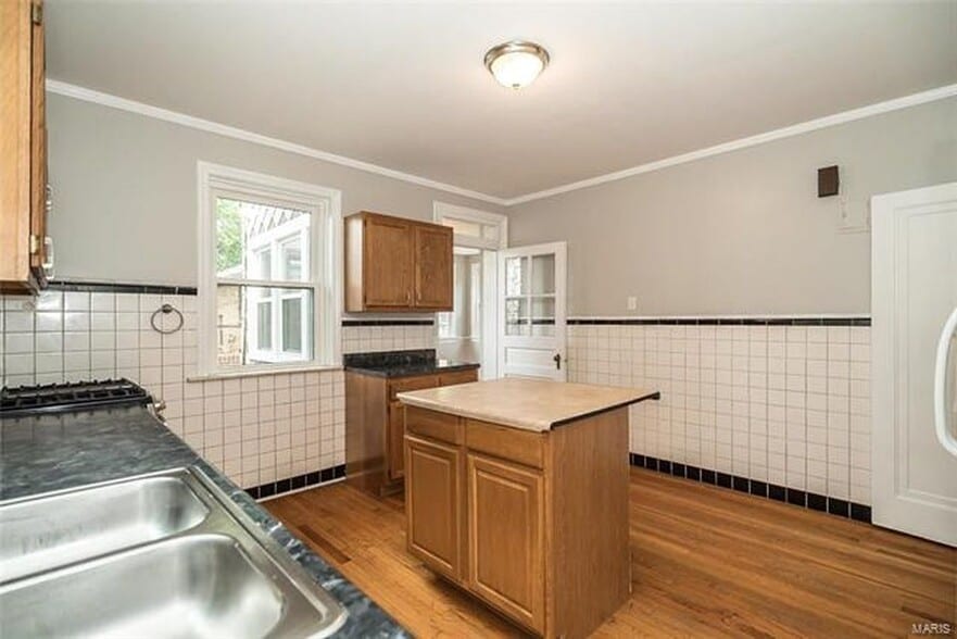 Primary Photo - 7375 Amherst Ave
