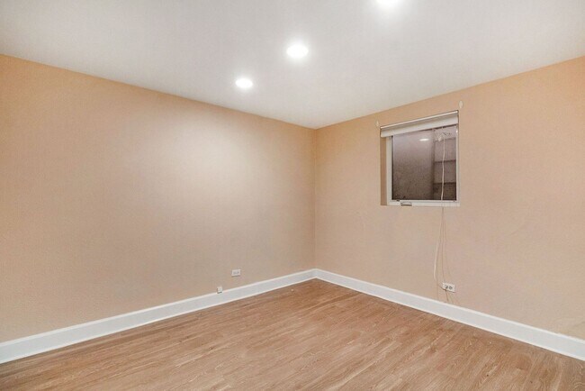 Building Photo - Location!! Updated 1 bedroom Gem on Pearl St. in Govenor's Park!