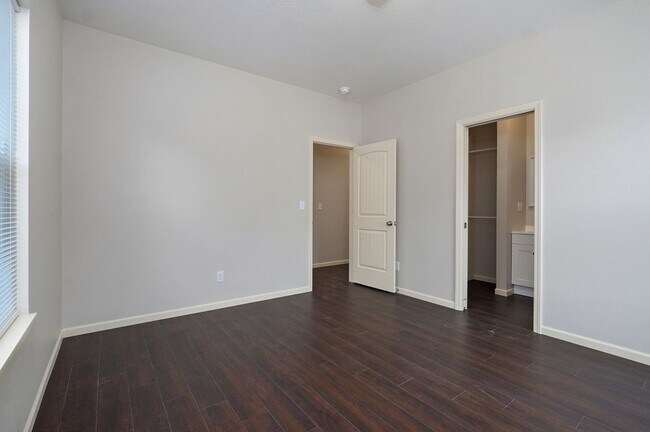 Building Photo - 1345 E Cherry St
